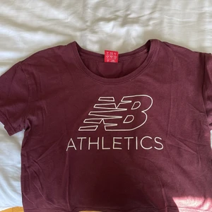 Kroppad New Balance Träningströja  - En snygg Träningströja som är lite Kroppad i passformen. Köparen står för frakt.