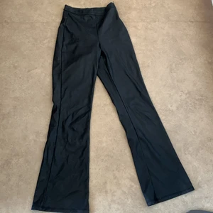 skinn byxor - Svarta vida skinnbyxor från gina tricot i strl xs. Köpta från en annan tjej via plick. Några lösa trådar vid midjan. 