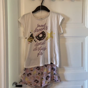  Lindex pyjamas storlek 146-152 -  Pyjamas med tema av donut glass och banan.
