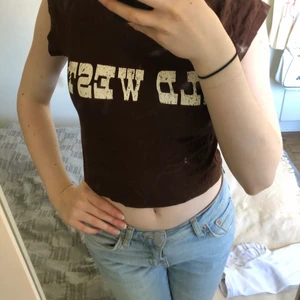 Brun T-shirt från H&M  - Säljer min bruna ”Wild West” T-shirt från  H&M i storlek XS. Säljer p.g.a att det inte är min stil längre. Köparen står för frakten 💓 TRYCK INTE PÅ KÖP NU!! 