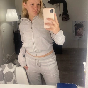 juicy couture set - KOFTA : storlek M  BYXOR : storlek L  Inte använda mycket, väldigt bra kvalitet, fina i tyget