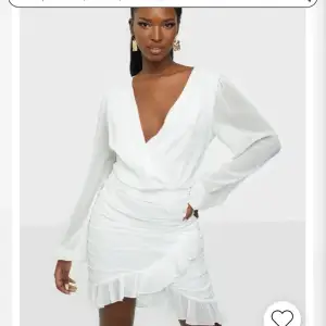 Säljer min fina vita klänning från Nelly som är helt slutsåld, den har en jätte bra passform och är i storlek 36, använd en gång. Nypris 479kr 