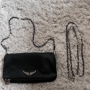 Zadig & Voltaire väska - Super fin och enkel zadig rock clutch väska som jag säljer då den inte kommer till användning längre. Kedjan är lite avfärgad då jag haft den ett tag men därav också priset🫶