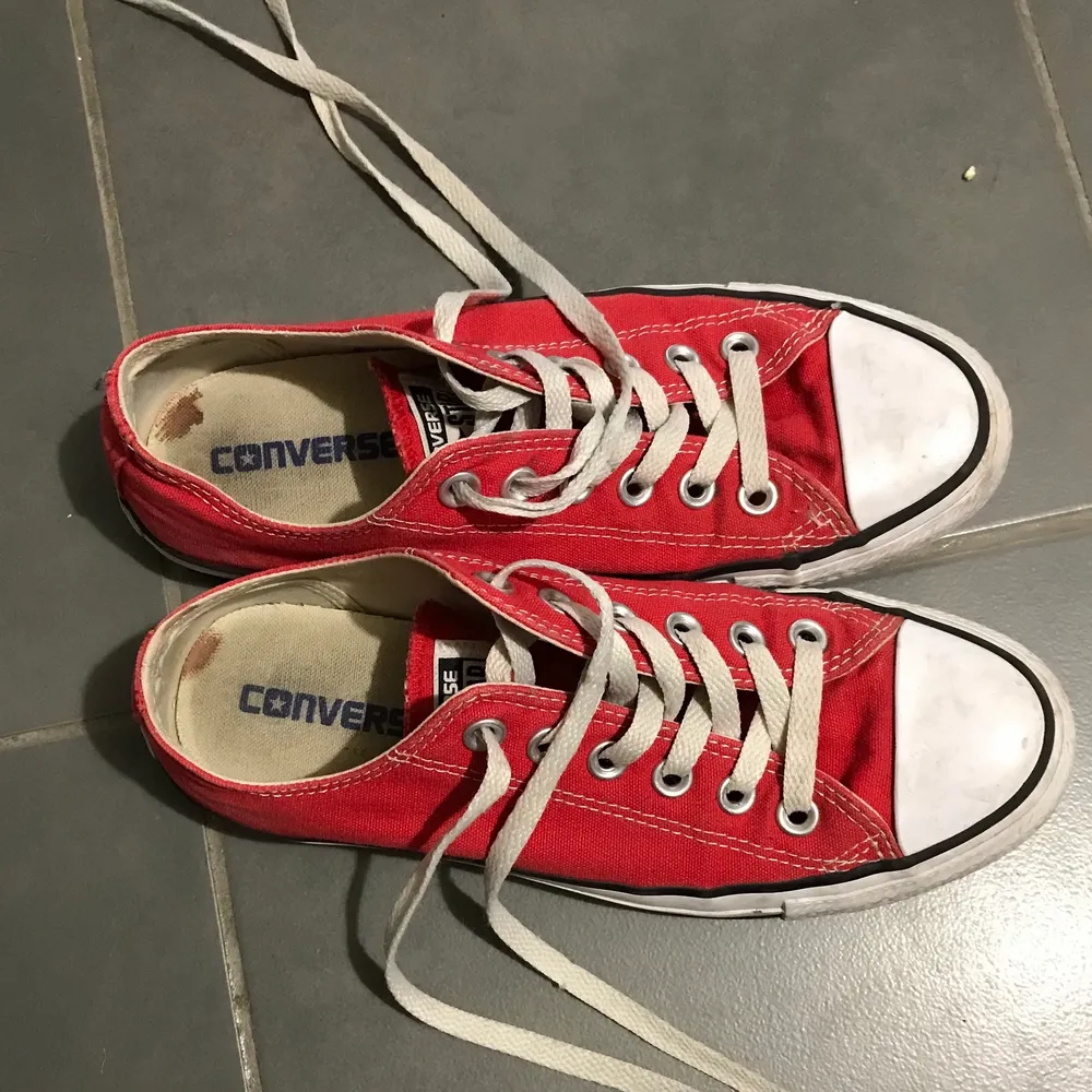 Ett par jätte fina röda Converse storlek 37,5. Är i väldigt bra skick. Endast lite smutsiga men går alltid att tvätta såklart. Frakt tillkommer på 115 kr.. Skor.