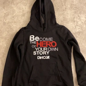 Dirtcult - Säljer en oanvänd dirtcult hoddie, lappen kvar. Storlek L men sitter som S/M