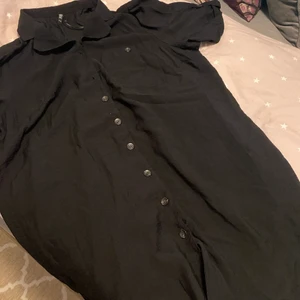 Tunn och skön skjortklänning - Färg svart! Passar XL (den är oversize)