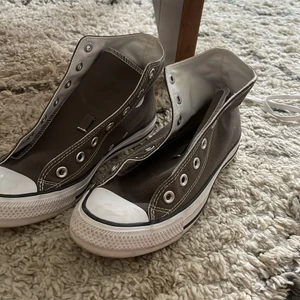 Converse - Säljer dessa oanvända converse för 350kr. Skosnören ingår inte, så man får bara skorna. Storlek 38, nyskick! endast testade, använda max 1 gång. säljer för att de inte kmr t användning