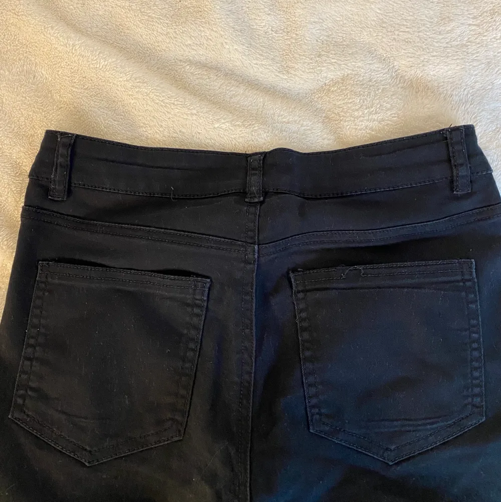 Jätte snygga svarta jeans från Bik Bok, storlek S.💕. Jeans & Byxor.