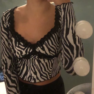 Zebramönstrad topp - Säljer nu denna jättesöta zebramönstrade topp från shein