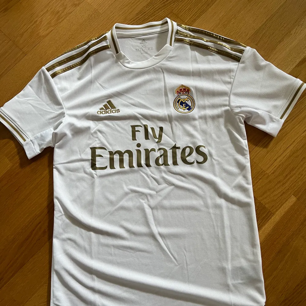 En Real Madrid T-shirt från adidas i storlek XS, helt ny oanvänd endast testad. Passar personer med XS och S. Köparen står för frakten. . T-shirts.