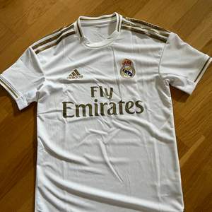 En Real Madrid T-shirt från adidas i storlek XS, helt ny oanvänd endast testad. Passar personer med XS och S. Köparen står för frakten. 
