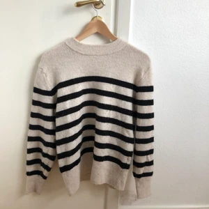 Stickad tröja - Superfin stickad tröja från hm!!🥰 köpt förra året och är helt slutsåld😊❤️ perfekt nu när det blir kyligare❤️ köpare står för frakt❤️