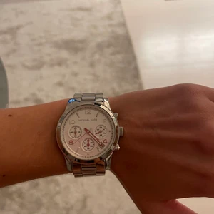 Klocka Michael kors  - Äkta klocka från Michael kors, endast använd ett fåtal gånger.  