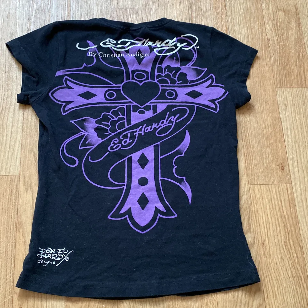 Storlek s  Märke ed Hardy  Köpt för 600 kr Budgivning börjar på 200 . T-shirts.