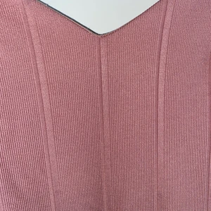Miniklänning gammelrosa  - Från topshop i kall gammelrosa färg. Storlek 40 men skulle säga det är en 36-38 