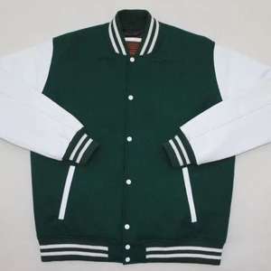 Varsity jacket vit och grön  - Varsity jacka i vitt och grönt. Jackan är i ull med ärmar i läder. Den är i storlek XL/Tall, jackan är aldrig använd.