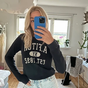 Collagetröja  - Marinblå tjocktröja från abercrombie & fitch💙