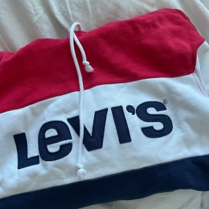Levis hoodie  - Skön hoodie från Levis som tyvärr inte kommer till användning längre 💕 Köpt för 799kr 🤍 Säljs till högsta bud 