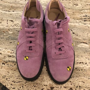 Arigato sneakers alien - Riktigt schyssta sneakers från arigato sample sale för några år sedan. Bara använda en gång då de är för små. Skriv för fler bilder eller annan info. Står inte för frakt