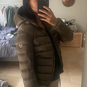 Colmar jacka - Sjukt snygg jacka från märket Colmar! Storleken är 42 vilket motsvarar en xs-s-m då det är italiensk storlek. Italienska storlekar är alltså mindre. Jackan är i använt skick, men väldigt bra skick. Inga skador eller liknande.  Nypris: runt 3000kr  