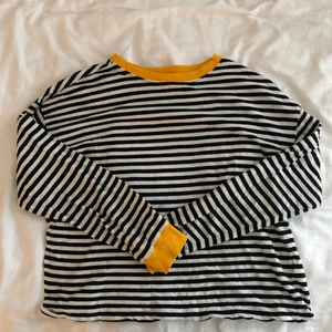 Randig tröja - Fin randig tröja med gula ärmar och gul krage. Fint skick. 