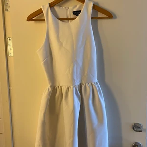 Vit klänning - Vit klänning från TopShop. Strl S