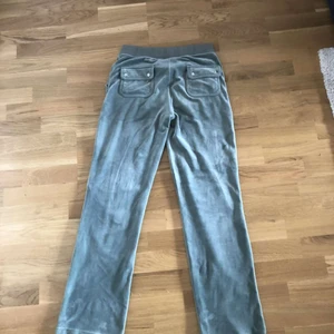 Juciy couture - Jätte fina juciy couture byxor! Kontakta fler bilder! Jag säljer dessa för jag har inten andvändning av dom längre🙃❤️