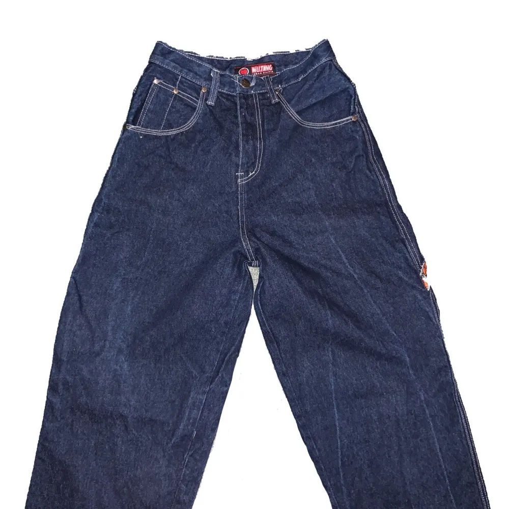 Säljer ett par riktigt dope wutang jeans eftersom dom e alldeles för små, midjan är runt 31cm. Dom e i fett bra skick men har ingen gylf av nån fricking anledning. Jeans & Byxor.