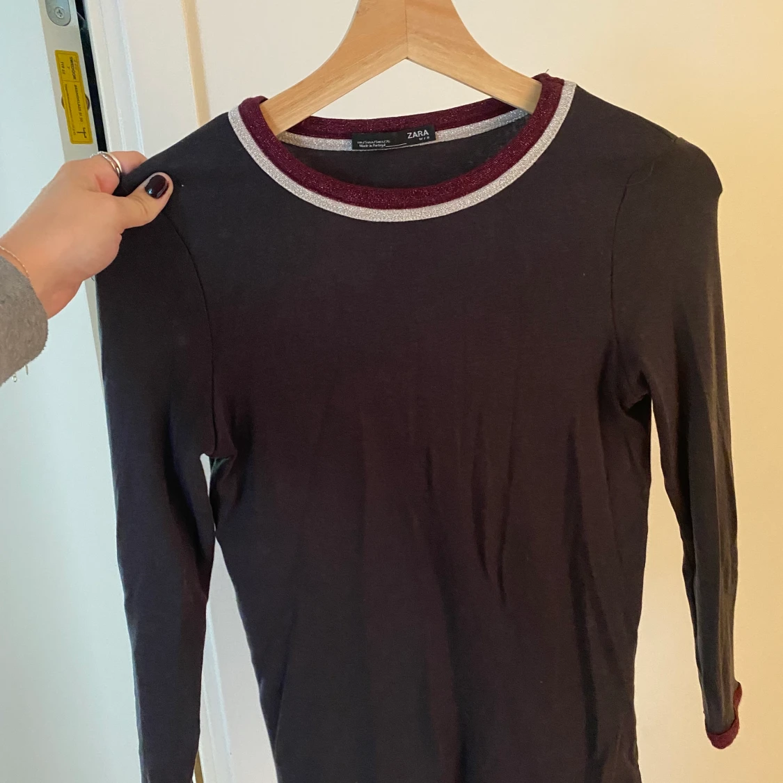 Långärmad topp med glittrig krage