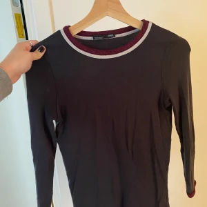 Långärmad topp med glittrig krage - 3/4 topp i grå/svart med glittrig krage