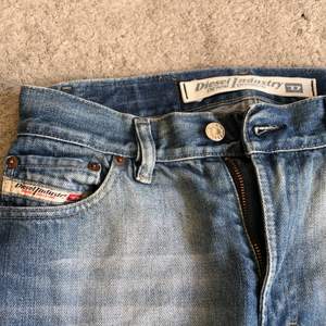 ett par jättesnygga diesel jeans jag säljer eftersom de inte kommer till användning så mycket! byxorna är low/mid waist! 