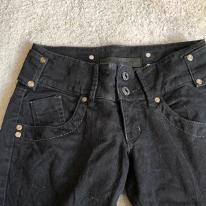 ett par skitsnygga jeans! - dessa jeans är jätte snygga och skulle gärna vilja ha kvar de, men jag använder de inte så mycket. de är lågmidjade.