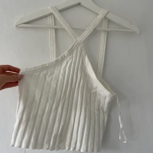 Vitt korsat linne  - Supersött Vitt ribbat korsat linne från zara. Storlek M men passar även S.