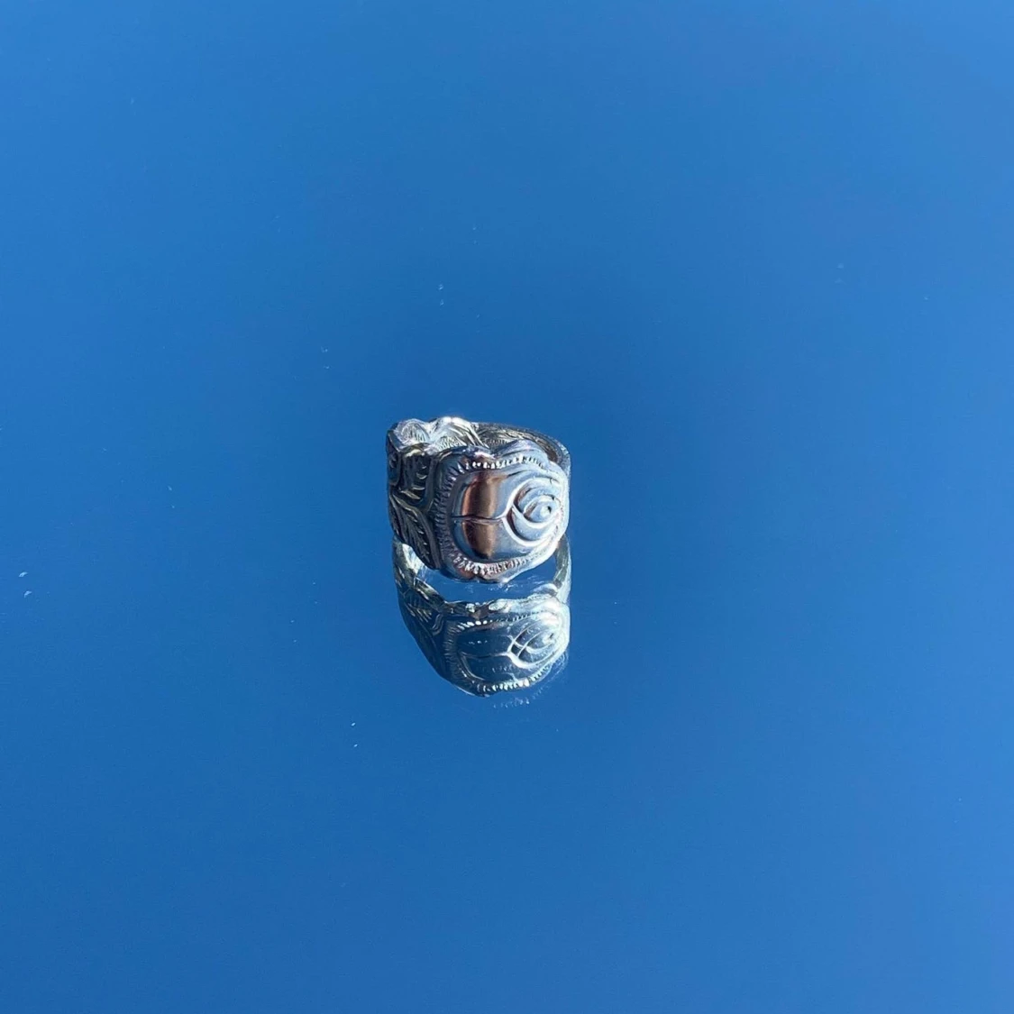 Ring med stort rosmotiv - 90