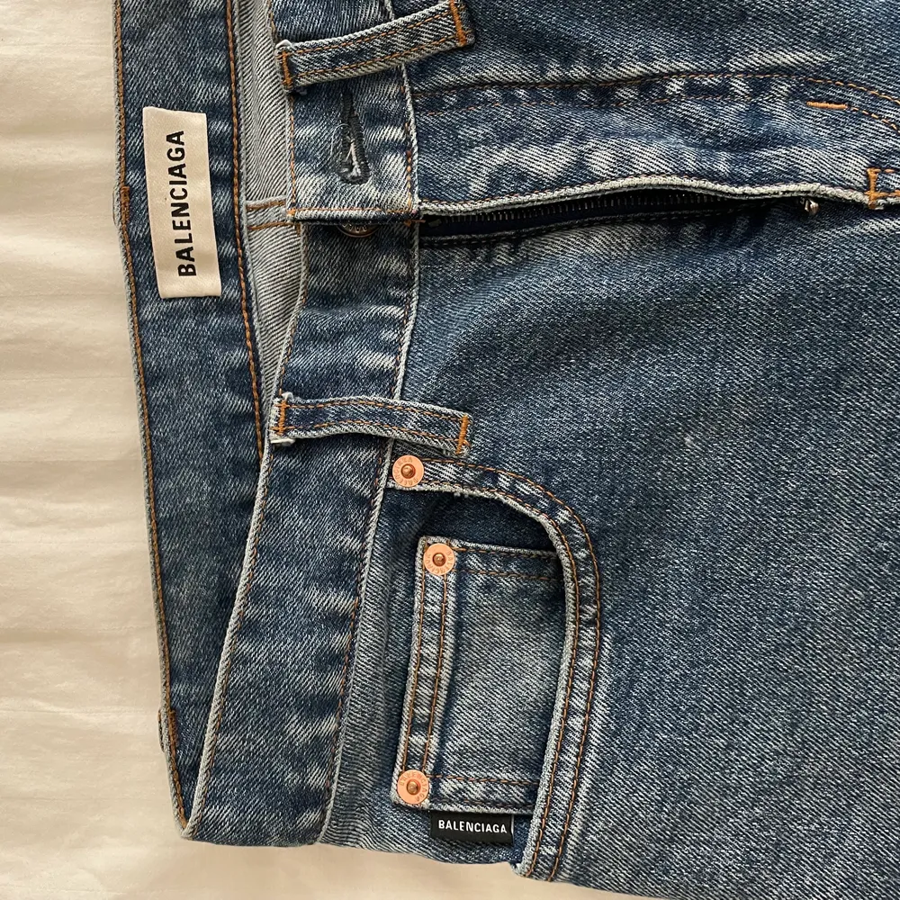 Jätte snygga Balenciaga jeans i strl 26. Köpta i New York 2019 på varuhuset Barneys New York. Skulle säga att dem är av den tightare modellen och mid waist. Extremt fina och endast använd ett par gånger.😇 Säljer pga för små tyvärr 😭 1000kr+frakt. Jeans & Byxor.
