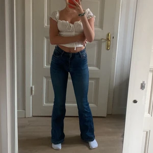 Crocker jeans  - Crocker jeans från JC, säljer pga för små, storlek W 26 Längd 31. jag är 158 lång för jämförelse. flare. har sytts ihop som syns på bild två.  frakt ingår 