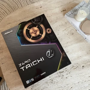 ASRock Z490 Taichi Dator Moderkort (Oöppnad)  - ASRock Z490 Taichi Dator Moderkort Oöppnat Köpt ifrån elgiganten 8/24/2022, Kvitto finns. Frakt kostar ca 100kr genom postnord!  Kontakta för mer info! 