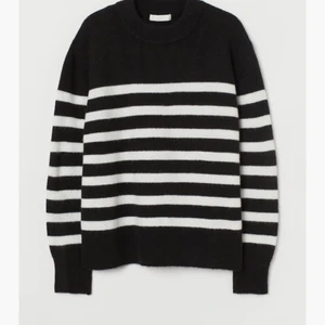 Stickad tröja - Jag säljer denna mysiga stickade tröjan. Super mysig nu att ha till hösten/vintern. Skulle vilja säga att den är i bra skick också!💕