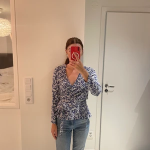 Blus från samsoe samsoe  - Blå blus med vita blommor från samsoe samsoe