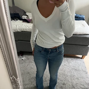 Zara tröja - En tröja från zara som är V ringad. Knappt använd då den inte passar mig riktigt. Inga fläckar eller hål. Passar perfekt till tex Lågmidjade jeans.❤️