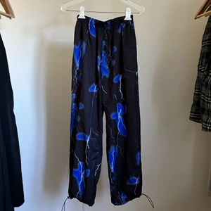 Streetwear byxor XS/S - För referens så är jag 173cm. Byxorna passar perfekt i midian och har resårband (ink justerande resårband i ändarna på benen)  Köptes 2020 och användes i cirka 1 år.  Passar perfekt för dig som har den storleken och kortare ben :) 