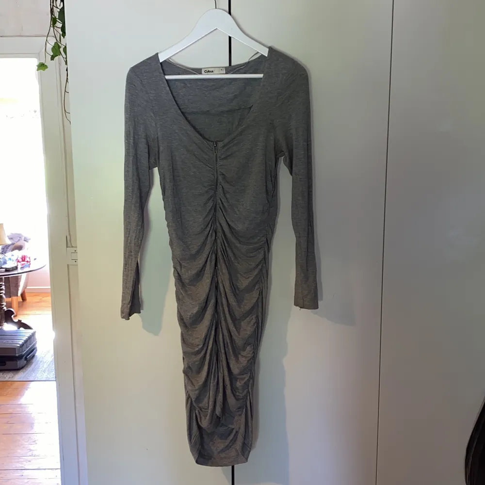 En grå klänning strl S från Cubus . Klänningar.