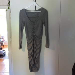 En grå klänning strl S från Cubus 