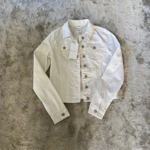 Vit jeansjacka - Vit jeansjacka från vila. Aldrig använd och har inte några skador. Pris kan diskuteras.