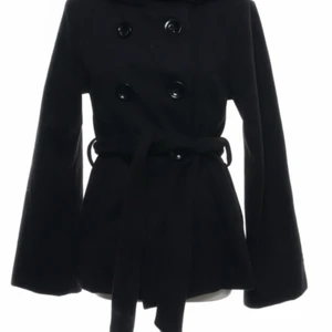 Höst kappa - Säljer en höst / vår kappa, super fin i svart, bra skick. Inga defekter, perfekt när de börjar bli kallare ute💓