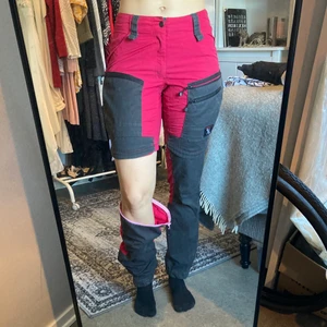 Vandringsbyxor - Candringsbyxor från Revolution race. De har dragkedjor på låren så att man kan göra dem till shorts. Omkretsen på dragkedjan är ca 53cm. Resår baktill gör dem väldigt stretchig i midjan