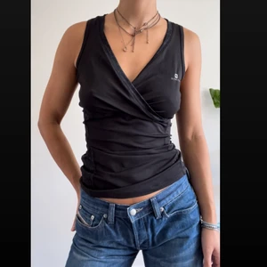 Träningstopp - Skitsnygg träningstopp som jag använt till vardags. Snygg med sporttopp under om man vill ha den som träningstopp🪐