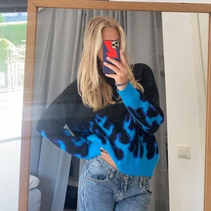Stickad tröja - Cool stickad tröja med blåa eldflammor på💙💙använt 1 gång