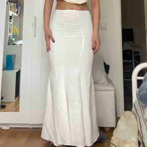 Sonne kjol  - Säljer denna supersnygga maxikjol från märket Sonne. Liknar den populära Sndys-kjolen