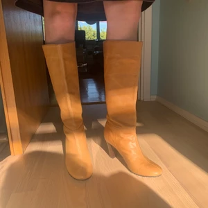 Ljusbruna boots - Superfina boots köpta second hand nu i somras men aldrig använda på grund av för liten storlek (jag har 38)❤️ Skorna är i storlek 37!  Möts upp i Hornstull eller fraktar för 66kr!